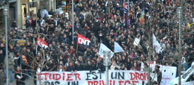 Estudiantes manifiestan en Francia. La pancarta dice: 'Estudiar es un derecho, no un privelegio''