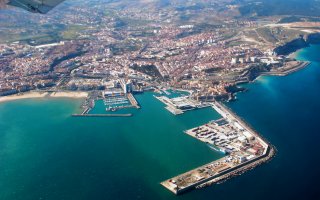 "File:(Melilla) Aterrizando en Melilla (16668390111).jpg" by JJ Merelo is licensed under CC BY-SA 2.0