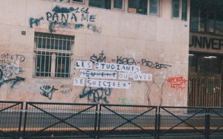 Graffiti in French about students, Covid-19 and suicide 